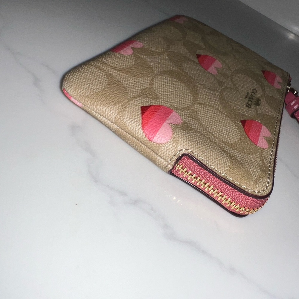 Coach NWT Khaki Hearts Corner Zip Wallet - Picture 3 of 3